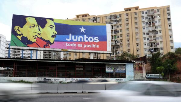 Outdoor com imagens de Nicolás Maduro e Hugo Chávez em uma rua de Caracas, capital venezuelana - Sputnik Brasil