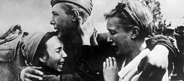 Um soldado do Exército Vermelho encontra suas irmãs que escaparam da morte, 1943 - Sputnik Brasil