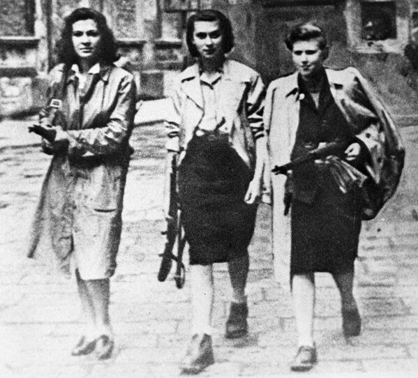 Participantes armadas do Movimento de Resistência na cidade italiana de Ivrea durante a Segunda Guerra Mundial, 1945 - Sputnik Brasil