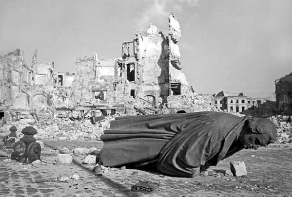 Ruínas da cidade alemã de Dresden, danificada pelos ataques aéreos dos EUA, 1945 - Sputnik Brasil