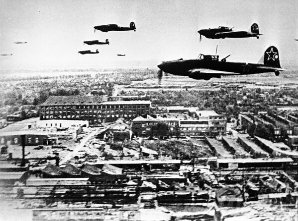 Aviões soviéticos Il-2 nos céus de Berlim, 1945 - Sputnik Brasil