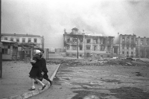 Cidade soviética de Stalingrado durante um ataque aéreo da Alemanha nazista, fevereiro de 1943 - Sputnik Brasil