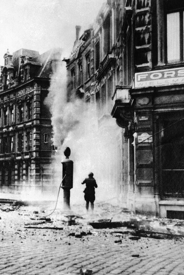 Uma das ruas da cidade belga de Namur após ataques aéreos da Alemanha nazista, 1940 - Sputnik Brasil