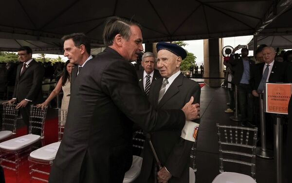 Presidente Jair Bolsonaro cumprimenta um veterano brasileiro que lutou na Segunda Guerra Mundial - Sputnik Brasil