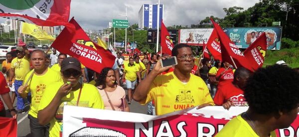 Manifestantes da União Nacional por Moradia Popular participam de protesto em defesa do Minha Casa, Minha Vida Entidades, em Salvador, Bahia. - Sputnik Brasil