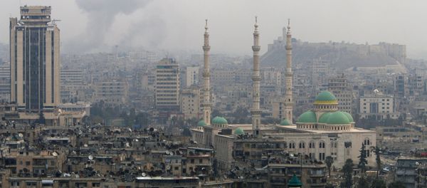 Fumaça após ataques em Aleppo, na Síria Fumaça após ataques em Aleppo, na Síria - Sputnik Brasil