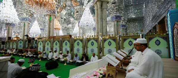 Fiéis leem o Alcorão na mesquita al-Imam Ali, durante o mês sagrado do Ramadã em Najaf, Iraque. - Sputnik Brasil