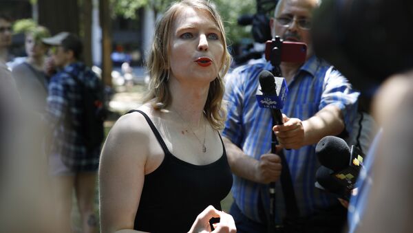 Chelsea Manning fala à imprensa após participar de uma manifestação em Washington. - Sputnik Brasil