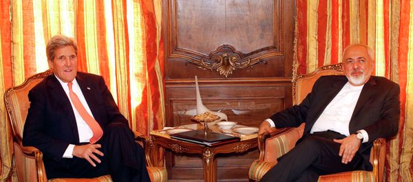US Secretary of State John Kerry, left, meets with Iran's Foreign Minister Mohammad Javad Zarif, Monday, April 27, 2015, in New York. - Sputnik Brasil