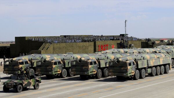 Veículos militares chineses transportam mísseis para ataques convencionais e nucleares durante um desfile militar na China - Sputnik Brasil