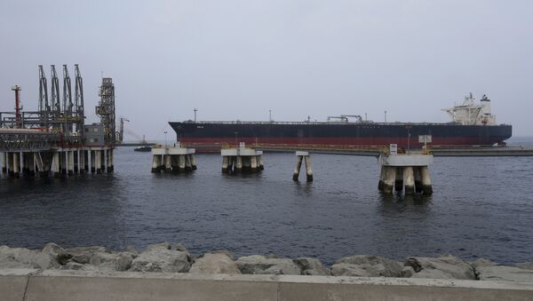 In this Sept. 21, 2016 file photo, an oil tanker approaches the new Jetty during the launch of a $650 million oil facility in Fujairah, United Arab Emirates - Sputnik Brasil