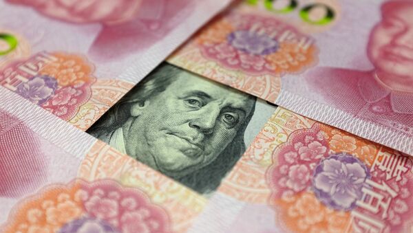 Uma nota de 100 dólares dos EUA com um retrato de Benjamin Franklin e notas chinesas de 100 yuans com o retrato do falecido presidente chinês Mao Zedong. - Sputnik Brasil