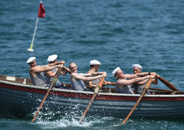 Militares da Frota do Mar Negro participam de regata à vela em escaleres Yawl-6 durante os preparativos para o Dia da Marinha da Rússia - Sputnik Brasil