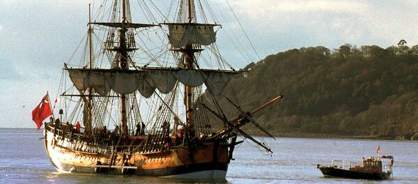 Réplica do navio Endeavour, do capitão James Cook, prepara-se para deixar Plymouth, Inglaterra, 14 de janeiro de 1998 (imagem de arquivo) - Sputnik Brasil