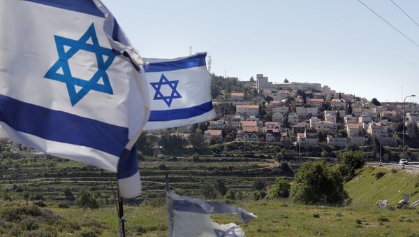 Bandeiras israelenses em frente ao território israelense de Efrat, situado na periferia sul da cidade de Belém, na Cisjordânia, 12 de abril de 2019 - Sputnik Brasil