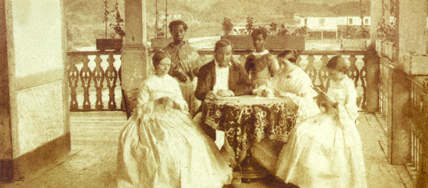 Uma família brasileira e sua escravas domésticas em foto de 1860. - Sputnik Brasil