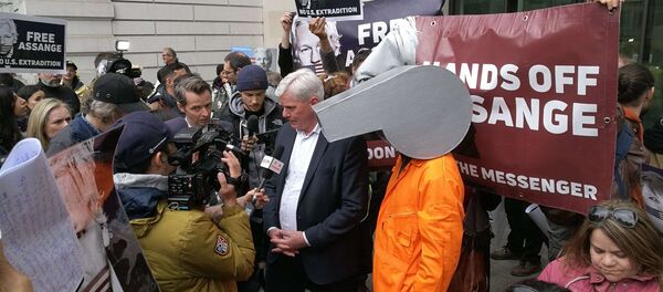 Editor do WikiLeaks defende Assange em discurso fora do Tribunal de Magistrados de Westminster. - Sputnik Brasil