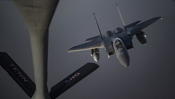 Caça F-15C Eagle se prepara para receber combustível do KC-135 Stratotanker, 12 de maio de 2019 - Sputnik Brasil