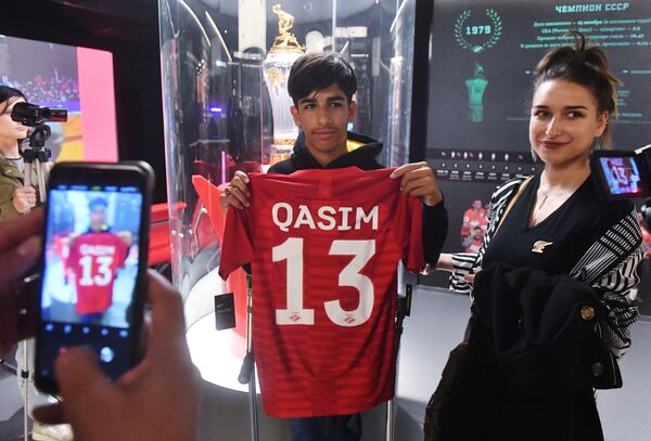 O herói da fotografia vencedora do concurso Andrei Stenin posa com camisa do Spartak de Moscou com seu nome escrito. - Sputnik Brasil