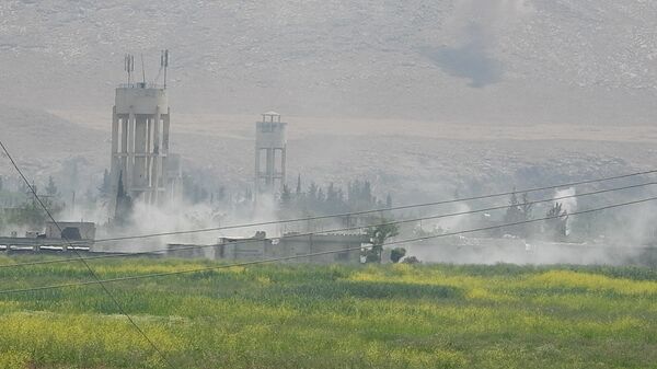 Fumaça se levanta sobre o povoado de al-Hweiz após ataques das tropas de elite sírias Tigres contra os militantes - Sputnik Brasil