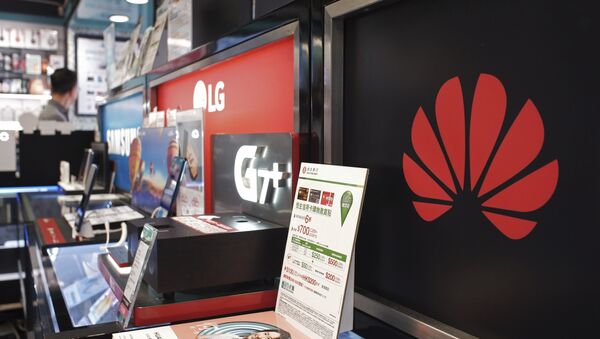 Um logotipo da Huawei é exibido em uma loja de eletrônicos em Hong Kong. - Sputnik Brasil