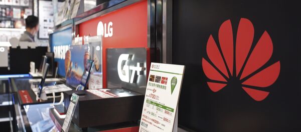 Um logotipo da Huawei é exibido em uma loja de eletrônicos em Hong Kong. - Sputnik Brasil