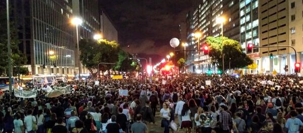 Manifestantes se reúnem em frente à Igreja da Candelária para protestar contra política de contingenciamento de verbas para a educação pública do governo Bolsonaro. - Sputnik Brasil
