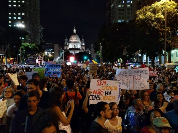 Manifestantes se reúnem em frente à Igreja da Candelária para protestar contra política de contingenciamento de verbas para a educação pública do governo Bolsonaro. - Sputnik Brasil