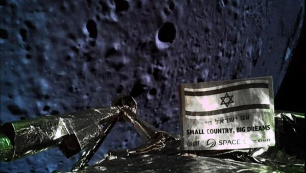 Uma foto divulgada pela SpaceIL e pela Israel Aerospace Industries (IAI) em 11 de abril de 2019 mostra uma foto tirada pela câmera da espaçonave Israel, Beresheet, da superfície da lua à medida que a nave se aproxima e antes de cair durante o pouso. - Sputnik Brasil