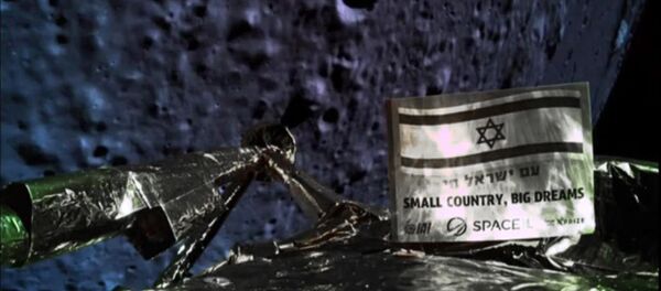 Uma foto divulgada pela SpaceIL e pela Israel Aerospace Industries (IAI) em 11 de abril de 2019 mostra uma foto tirada pela câmera da espaçonave Israel, Beresheet, da superfície da lua à medida que a nave se aproxima e antes de cair durante o pouso. - Sputnik Brasil