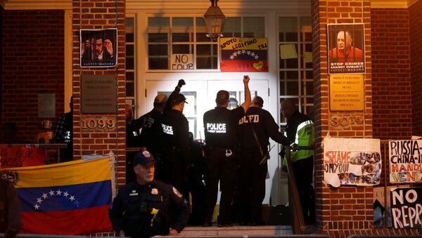 Agentes do Serviço Secreto dos Estados Unidos preparam-se para entrar na embaixada venezuelana para despejar e prender os quatro últimos ativistas apoiadores do presidente venezuelano Nicolás Maduro em Washington. - Sputnik Brasil