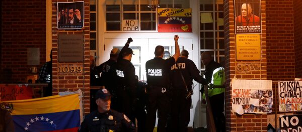 Agentes do Serviço Secreto dos Estados Unidos preparam-se para entrar na embaixada venezuelana para despejar e prender os quatro últimos ativistas apoiadores do presidente venezuelano Nicolás Maduro em Washington. - Sputnik Brasil