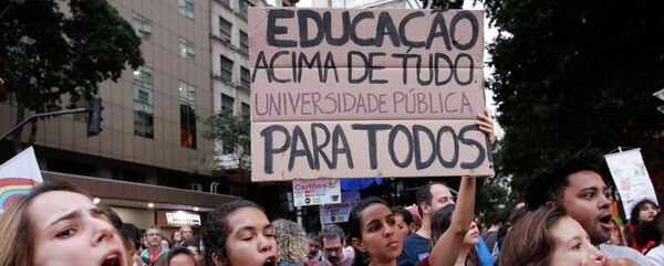 Estudantes e professores de institutos federais e universidades fazem manifestação na Avenida Presidente Vargas em protesto contra o bloqueio de verbas da educação - Sputnik Brasil
