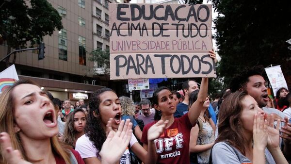Estudantes e professores de institutos federais e universidades fazem manifestação na Avenida Presidente Vargas em protesto contra o bloqueio de verbas da educação - Sputnik Brasil