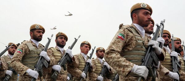 Tropas iranianas marcham durante o desfile militar dedicado ao Dia do Exército Nacional, 18 de abril de 2019  - Sputnik Brasil