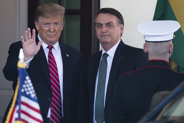 Bolsonaro diz que filho Eduardo será atendido 'imediatamente' por Trump se for embaixador Bolsonaro diz que filho Eduardo será atendido 'imediatamente' por Trump se for embaixador - Sputnik Brasil