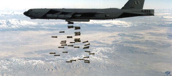 Bombardeiro B-52 sendo usado durante ataques aéreos contra a Iugoslávia (imagem referencial) - Sputnik Brasil