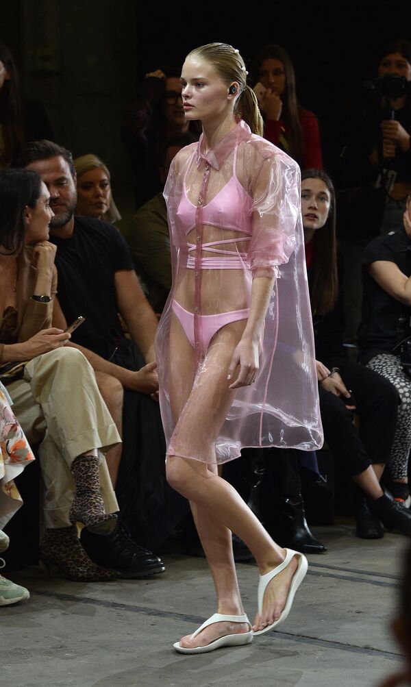 Na nova coleção de estilista australiana Karla Spetic há muito rosa e peças transparentes - Sputnik Brasil