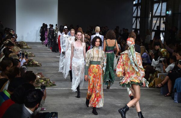 Modelos apresentam toda a coleção de Leo & Lin na Austrália Fashion Week, em Sydney - Sputnik Brasil