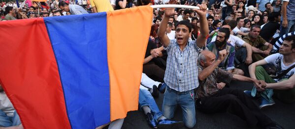 Manifestantes acenando as bandeiras nacionais durante um protesto contra o aumento das tarifas de energia em Erevan, capital da Armênia, em 22 de junho de 2015. - Sputnik Brasil