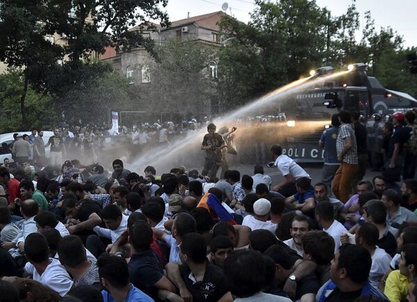 Polícia usa jatos de água para dispersar manifestantes durante o protesto contra o aumento das tarifas de energia em Erevan, capital da Armênia, em 22 de junho de 2015. - Sputnik Brasil