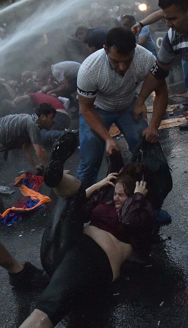 Policiais, vestidos à paisana prendem manifestantes durante o protesto contra o aumento das tarifas de energia em Erevan, capital da Armênia, em 22 de junho de 2015. - Sputnik Brasil