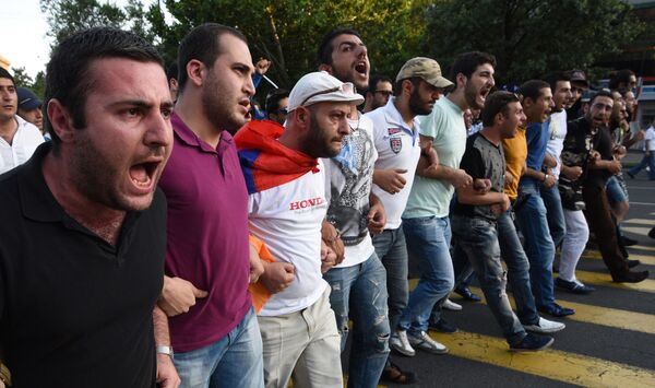 Manifestantes gritam andando pelas ruas durante o protesto contra o aumento das tarifas de energia em Erevan, capital da Armênia, em 22 de junho de 2015. - Sputnik Brasil