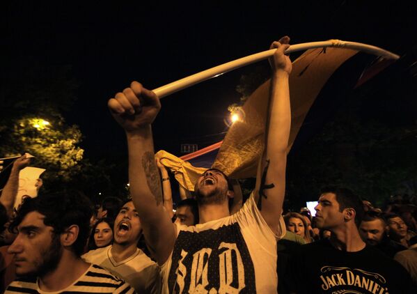 Participantes do protesto contra o aumento das tarifas de energia em Erevan, capital da Armênia, em 22 de junho de 2015. - Sputnik Brasil