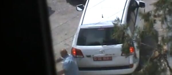 Carro diplomático dos EUA chega ao escritório de organizador de protestos em Bishkek. - Sputnik Brasil