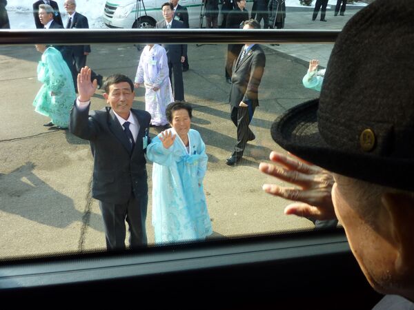 Encontros das famílias coreanas separadas pela guerra ocorre até hoje em dia. Esta foto mostra o sul-coreano Kim Se-Rin (direita) se despedindo à sua irmã norte-coreana Kim Young-sook (centro) e primo Kim Ki-bok (esquerda), - Sputnik Brasil