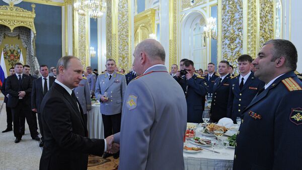 Presidente da Rússia Vladimir Putin recebe formando de instituições militares do país - Sputnik Brasil