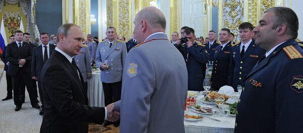 Presidente da Rússia Vladimir Putin recebe formando de instituições militares do país - Sputnik Brasil