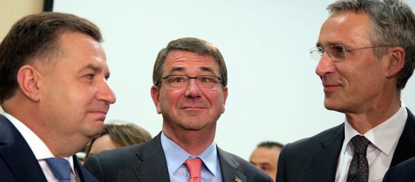 Jens Stoltenberg (D), Stepan Poltorak (E) e Ashton Carter (C) - Sputnik Brasil