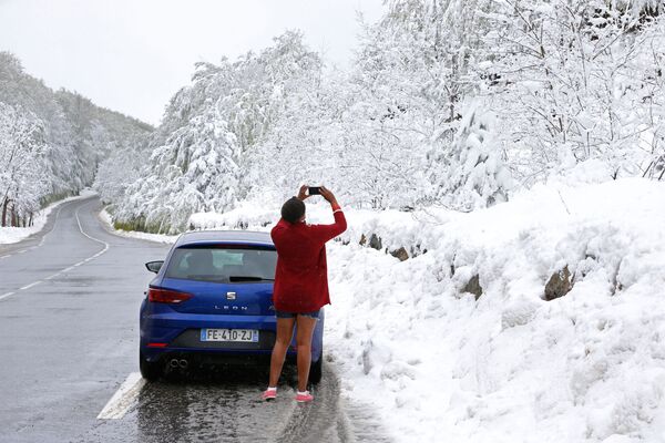 Turista fotografa a neve na ilha da Córsega - Sputnik Brasil